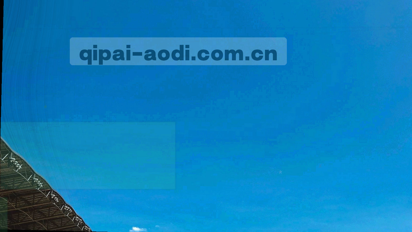 俯拍的牌桌与筹码，边角叠着细线数据面板，深蓝与绒布绿交织